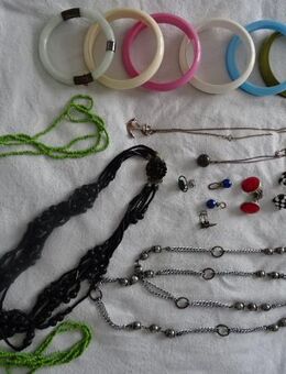 60er Jahre Modeschmuck Ohrclipse, Armreifen, Silberhalsketten mit Anhänger u.a. Halsketten - Bonn