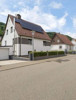 Wohnen & investieren: Modernisiertes Haus mit 3 Einheiten, Garten & PV-Anlage | Oberdigisheim - Meßstetten