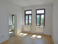 Freundliche 2-Zimmer-Wohnung mit neuem Laminatboden "Dielenoptik", einfacher Einbauküche & Dusche - Freital