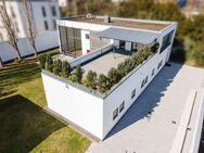 Besser als eine Penthouse Wohnung! Große Dachterrasse, schöner Garten, hohe Räume und 5x TG-Plätze! - Regensburg