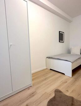?? Freies Zimmer mit eigenem Balkon in moderner 5er-WG in Frankfurt - Coventrystraße 65! - Frankfurt (Main)