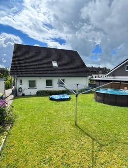 Reinfeld: Helle und moderne 3-Zimmer Wohnung mit Carport, Balkon und Spitzboden unweit des Herrenteichs - Reinfeld (Holstein)