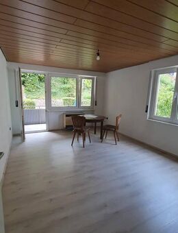 Helle 2,5-Zimmer-Wohnung mit Balkon, 2 Garagen mit einem Stellplatz und guter Lage in Ludwigsburg - Ludwigsburg