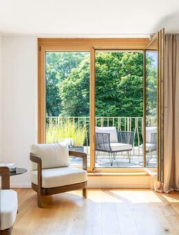 Wohlfühloase am Schlosspark: Elegante, lichterfüllte 3-Zimmer-Wohnung mit Dachterrasse und Parkblick - München