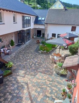 Kleinod - große ehemalige Hofstelle mit Innenhof aus dem 17. Jhd., wovon die Scheune komplett saniert und in 2 Luxus-Ferienhäuser umgebaut wurde. Sepa - Birresborn