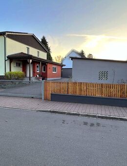 Leben u. Arbeiten vereint. Provisionsfreie DHH energetisch saniert/6 Garagen/Werkstatt - Feucht