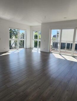 Exklusive großzügige 2 Zi. Whg. in toller Lage mit Balkon und EBK - Offenbach (Main)