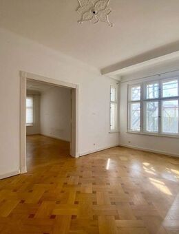 Stuckaltbau mit 2 Balkonen und Aufzug - Berlin