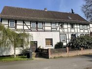 Harriehausen - Zweifamilienhaus mit 2 Garagen und kleinem Büro - Bad Gandersheim