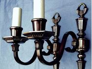 2 Wandleuchten im Kerzenhalter-Design - Messing brüniert - Länge ca. 23,5 cm - Tiefe ca. 22 cm - Groß Gerau