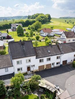 ***Schönes Einfamilienhaus mit großem Garten (Baugrundstück) und separater Wohneinheit*** - Utzerath