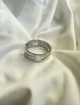 Nike Cut-Out Ring – Breit & Glänzend - Köln