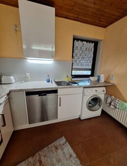 Einbauküche mit weißer glatter Oberfläche und Elektrogeräten - Obernburg (Main)