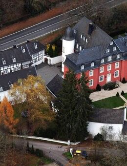 Sanierte hochmittelalterliche Burganlage aus dem 12. Jahrhundert - Kall