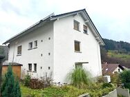 Charmantes Dreifamilienhaus mit großzügigem Platzangebot, Garagen und energieeffizienter Ausstattung - Weisenbach