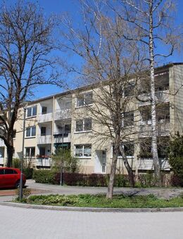 Sofort bezugsfrei! Sonnige und renovierte 3-Zimmerwohnung mit gemütlicher Süd-Loggia - Vaterstetten