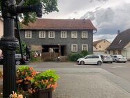 Einstige Gaststube mit zauberhaftem Innenhof ca. 1870 zum Kernsanieren. Direkt am Dorfplatz Gleußen! - Itzgrund