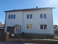 Einziehen und Renovieren: Großes Haus mit 2 Wohnungen, Garagen, Nebengebäude, etc., ca. 700 qm Grund - Burglengenfeld