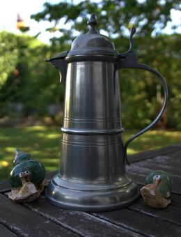 Zinnkrug mit spitzem Ausguss und Deckel - Heiligenhaus