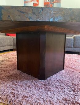 Massiver Couchtisch mit Steinplatte – echtes Unikat - Eime