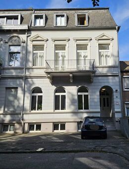 Wunderschöne Altbauwohnung am Stadtgarten mit sonniger Terrasse und eigenem Stellplatz - Krefeld