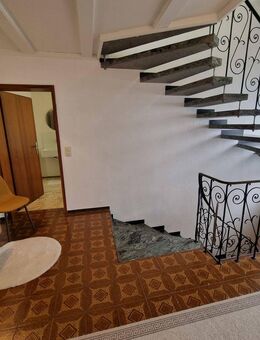 James-Bond-Flair-Living - top instandgehalten auf großem Grund mit 7 Garagenstellplätzen - Röthenbach (Pegnitz)