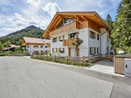 Neuwertig & bezugsfrei - Erdgeschoss-Wohnung mit sonnigen Terrassen, Garten und Tiefgarage - Schliersee