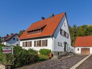 WALDRANDLAGE - GERÄUMIGES HAUS MIT ZWEI BÄDERN, SAUNA, KACHELOFEN, VOLLKELLER UND GROßER GARAGE - Büren