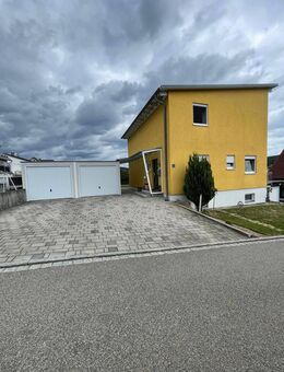 Südhang-Perle mit Sonnenterrasse, großem Garten sowie Doppelgarage - Freudenberg (Bayern)