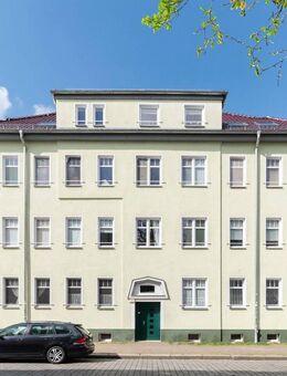 EIGENTUMSWOHNUNG MIT PERSPEKTIVE // Vermietete 3-Raum-Wohnung mit Dachloggia und Tageslichtbad - Leipzig