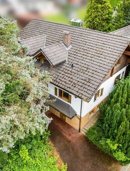 **Geräumiges Zwei-Familien-Wohnhaus auf großem Grundstück in ruhiger Wohnlage** - Schlüchtern
