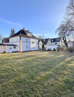 Gräfelfing! Walmdach-Villa mit sep. Gästehaus auf über 1.200m² Grund! Ausbaureserve (DG)! Teilsaniert mit Renovierungsbedarf! - Gräfelfing