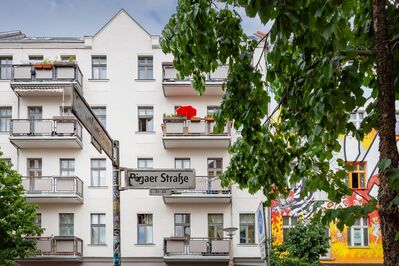 Samariter-Kiez: Südausrichtung, Balkon, sanierter Altbau. Attraktive und vermietete Wohnung.