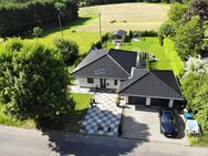 Barrierefreies Paradies mitten im Grünen. Walmdach-Bungalow aus 2018, Doppelgarage u. großem Garten - Giershausen