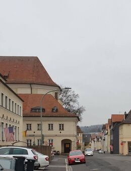 Attraktive und sehr großzügige Wohnung im 1.Obergschoß mit Terrasse sucht Neubelebung - Amberg