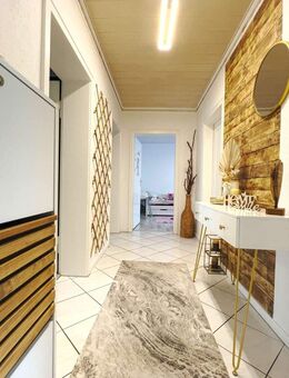 Provisionsfrei! ZENTRUM-nahe - Renovierte 3-Zimmer-Wohnung mit Balkon, Stellplatz und EBK - Metzingen