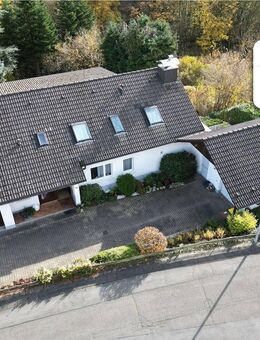 SCHADE IMMOBILIEN - Gehobenes Zweifamilienhaus mit 2.300 m² Grundstück zu verkaufen! - Lüdenscheid