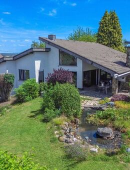 Architektonisch reizvolles Einfamilienhaus mit ELW in ruhiger Ortsrandlage von Urbach! - Urbach (Rheinland-Pfalz)