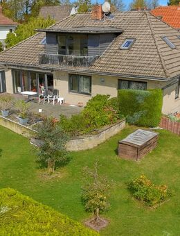 Großzügiges Zweifamilienhaus mit Doppelgarage, Garten und Wintergarten in Bremerhaven/Speckenbüttel - Bremerhaven