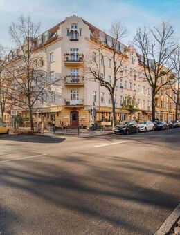 Helle 3-Zimmer-Altbauwohnung mit Balkon im beliebten Florakiez - Berlin