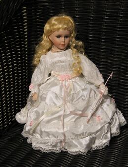 Deko Porzellanpuppe, blond mit weißem Kleid ca. 35cm groß - Köln
