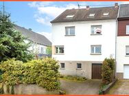Zwei- bis Dreifamilienhaus mit Nebengebäude in sonniger Wohnlage von Elm-Sprengen - Schwalbach