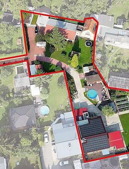 Gepflegtes 3.290 m² großes Grundstück, bebaut mit einem Einfamilienhaus, einer Doppelhaushälfte, Pool, Gewächshaus und weiteren Gebäuden - Berlin