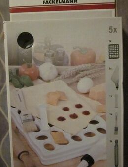 Teigtaschen-Set/Ravioli-Set "Fackelmann", neu + 2 Abdeckhauben für Speisen, weiß, neu - München