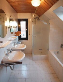 Geräumige Dachgeschosswohnung im Herzen von Lathen ** mit Einbauküche und Sauna ** Möglichkeit Garage hinzuzumieten ** kl. Haustiere erlaubt - Lathen