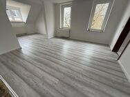 Neues Laminat - gemütliche Dachschrägen - Uni-nah - Wohnzimmer mit Arbeitsecke - Chemnitz