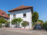 * FREE STANDING HOUSE * w/ approx. 1,938 ft² living space, 6-room, 5-bed, 3-bath, yard, and parking - Mainz