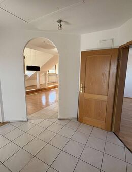 Seltene Gelegenheit: Dachgeschosswohnung mit eigenem Garten und Garage in Hemhofen - Hemhofen