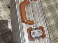 Rimowa gebrauchter Kabinenkoffer aus silberbraunem Leder (55x40x20 cm) - Düsseldorf