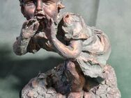 Neu! Deko Figur rufendes kniendes Mädchen Kind (22 x 25 x 16 cm) - Sebnitz Zentrum